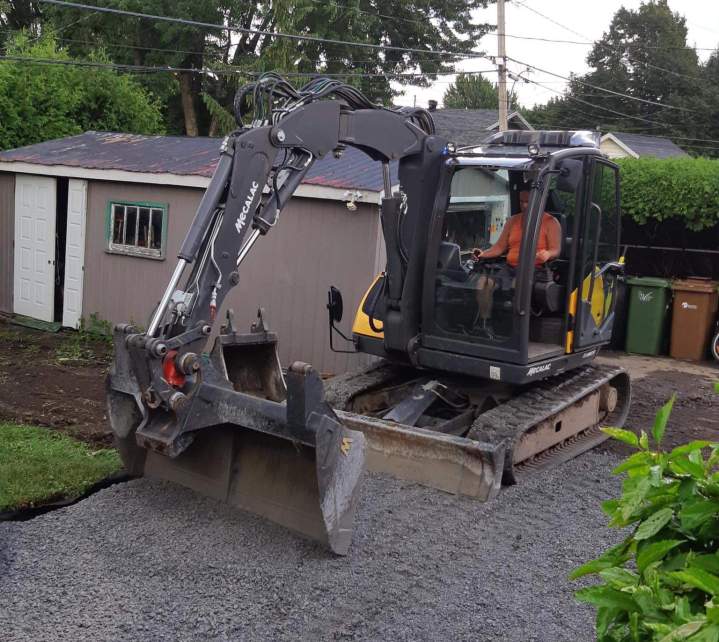 Travaux de terrassement complets pour votre propriété résidentielle.